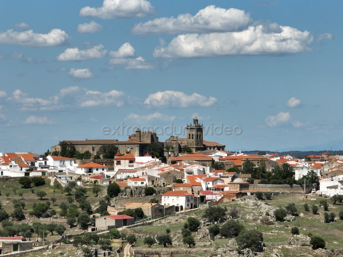 Brozas, caserío e iglesia monumental – foto aérea