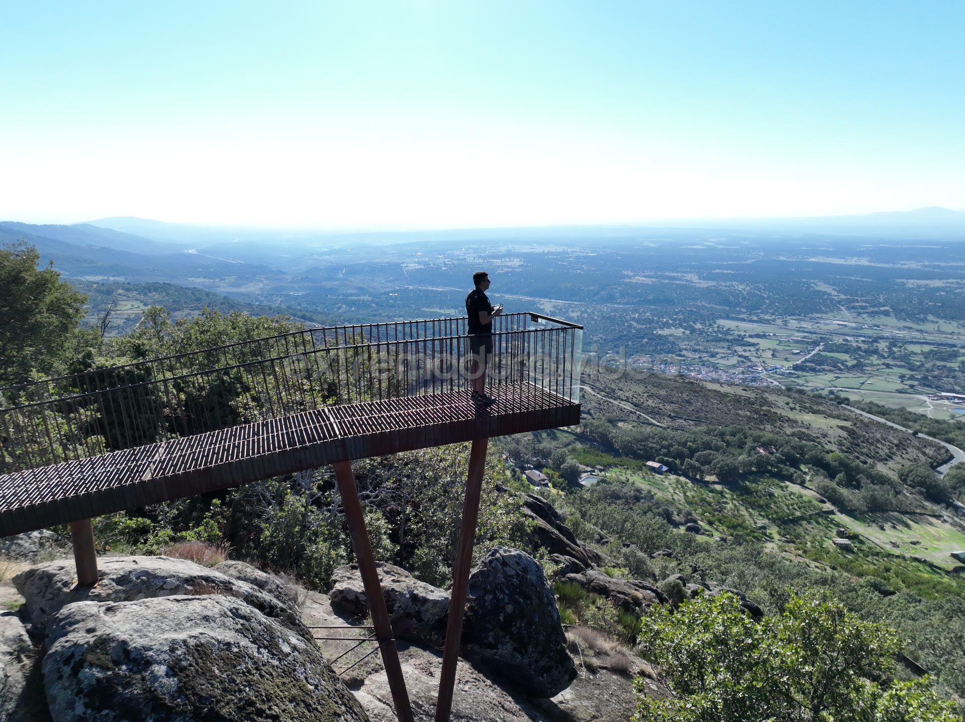 Mirador en voladizo sobre el valle, Cabezabellosa – foto aérea