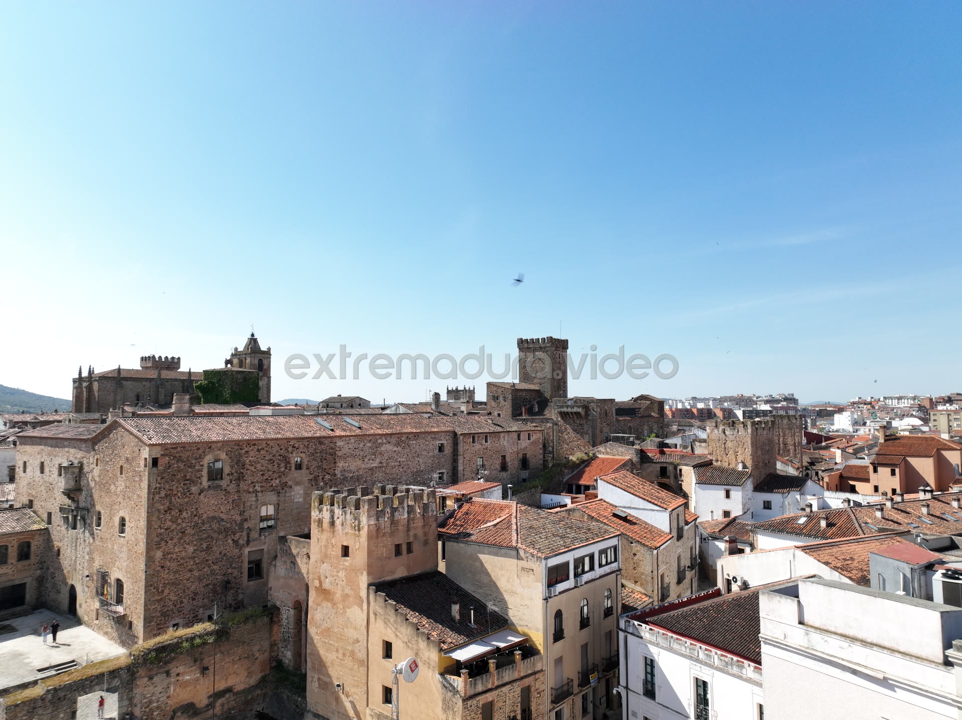 Murallas y torres del casco antiguo de Cáceres – foto aérea