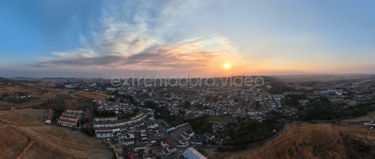 Panorámica aérea de Cáceres al atardecer (88 MP)