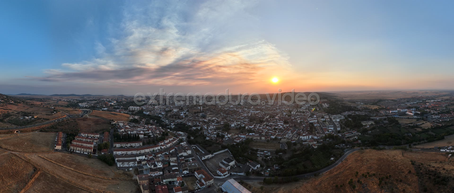 Panorámica aérea de Cáceres al atardecer (88 MP)