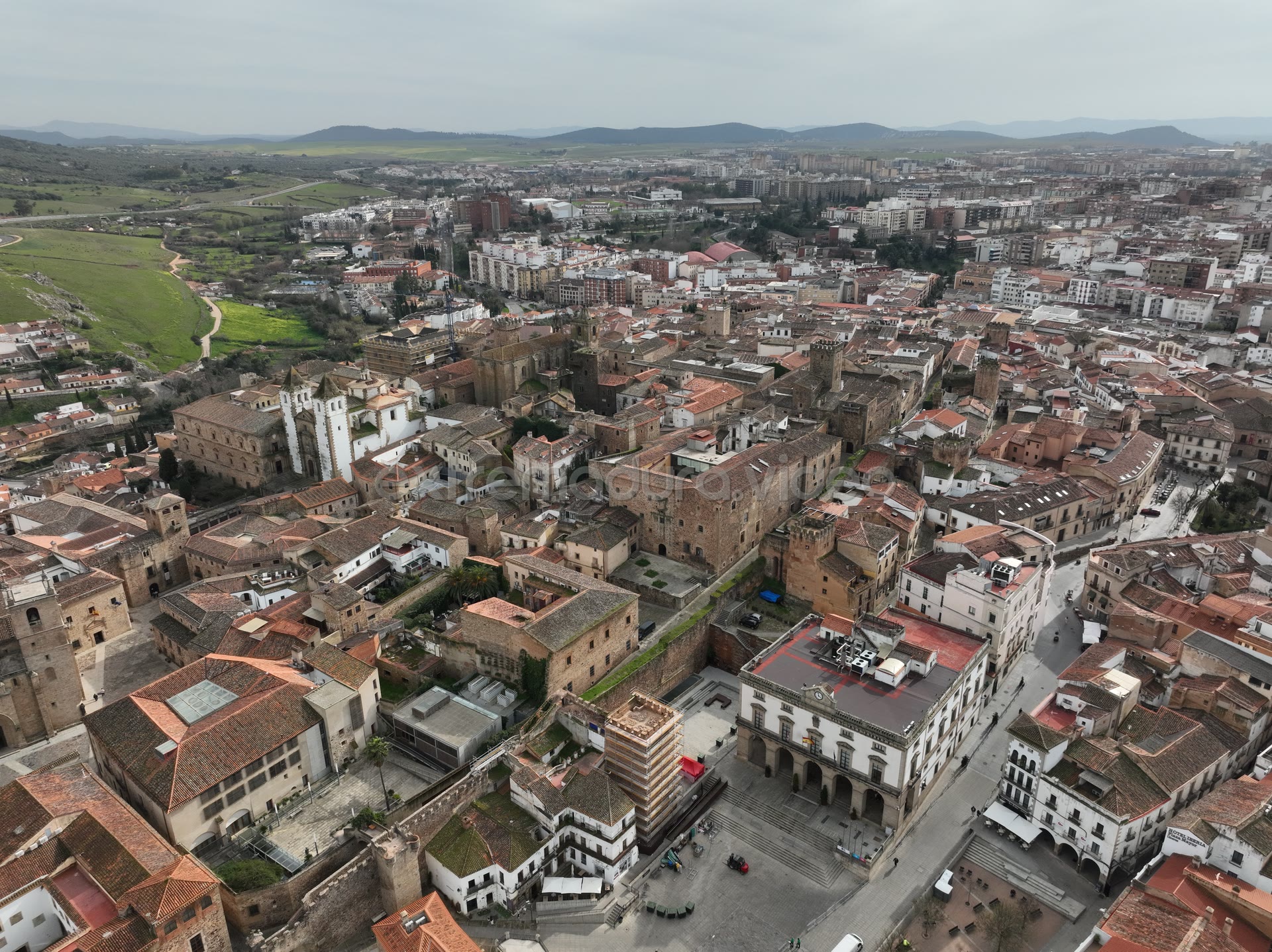 Casco histórico de Cáceres y Plaza Mayor – foto aérea (variante)