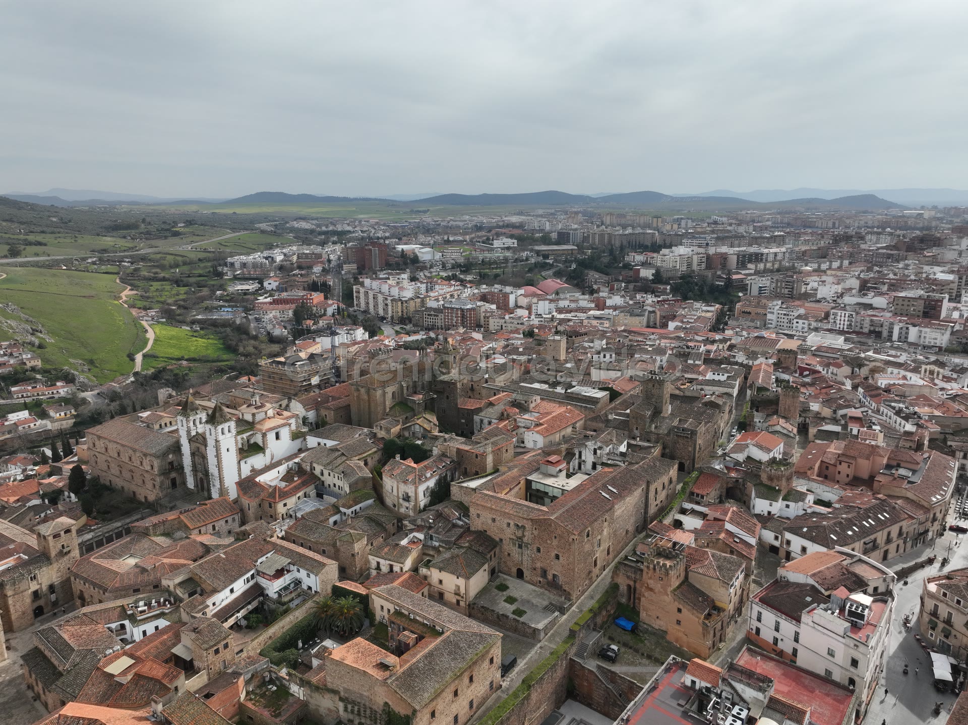 Casco histórico de Cáceres y Plaza Mayor – foto aérea