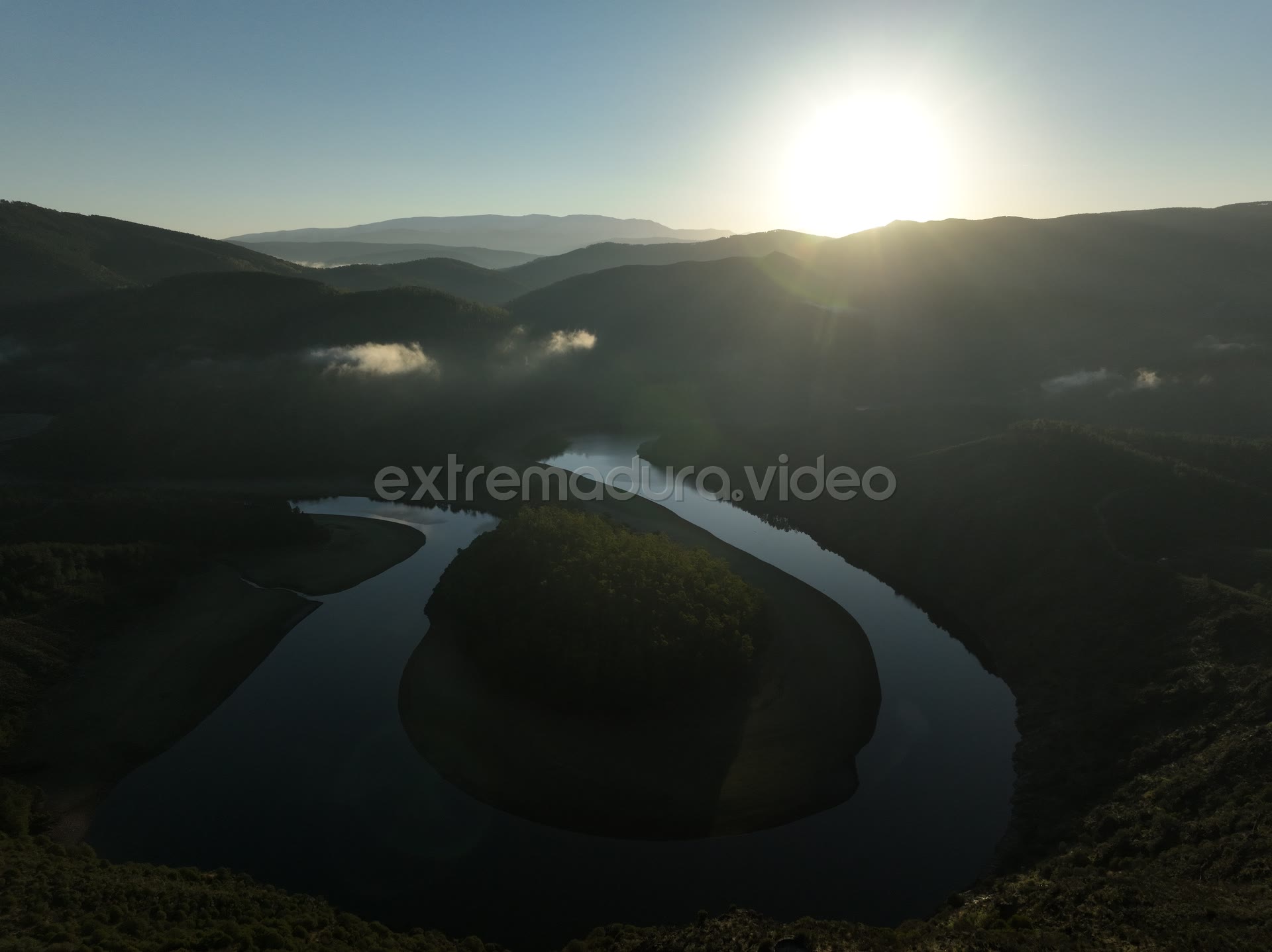 Amanecer con niebla sobre el Meandro del Melero – foto aérea (variante)
