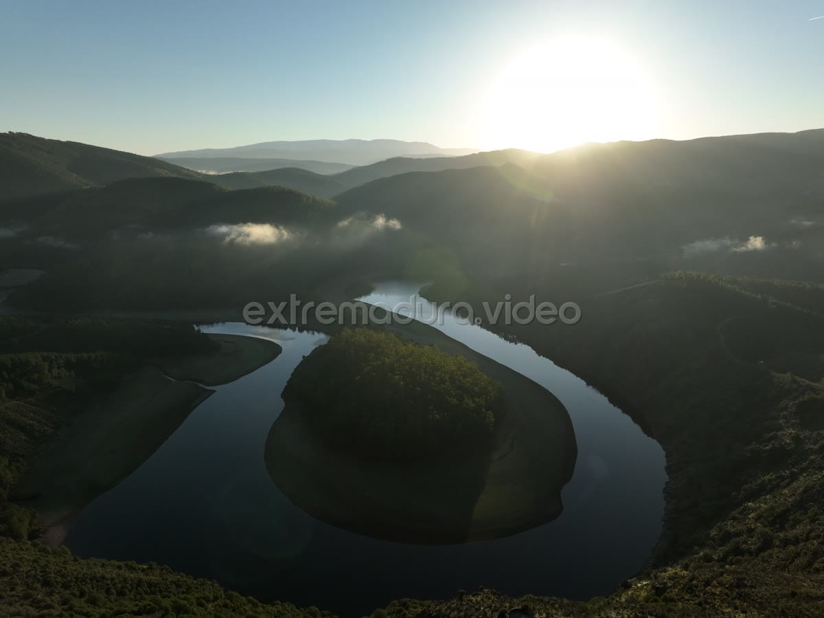 Amanecer con niebla sobre el Meandro del Melero – foto aérea