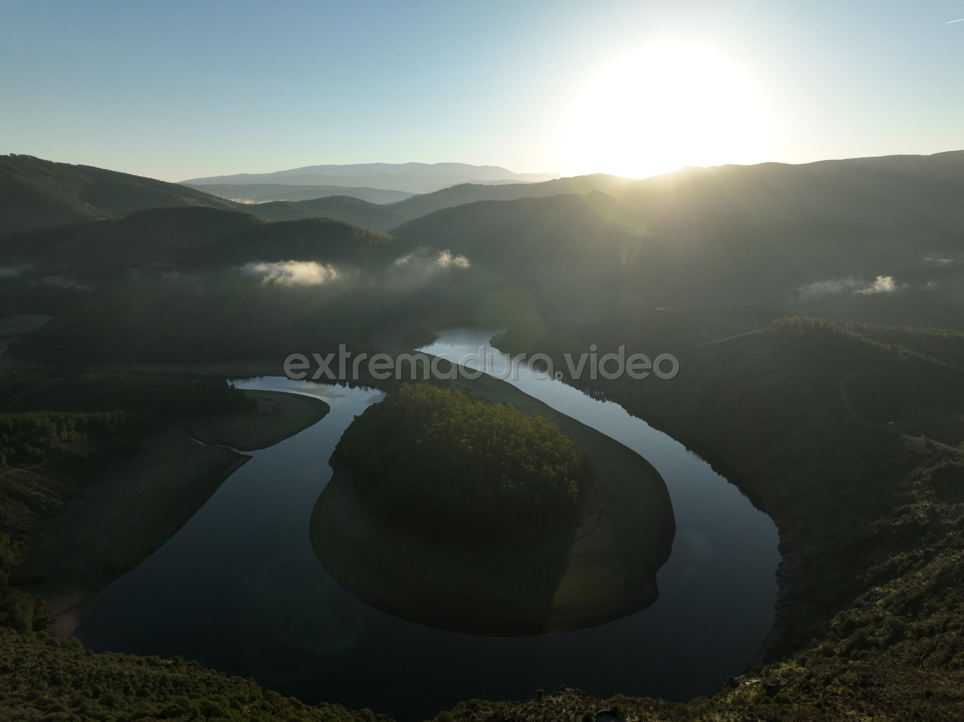 Amanecer con niebla sobre el Meandro del Melero – foto aérea