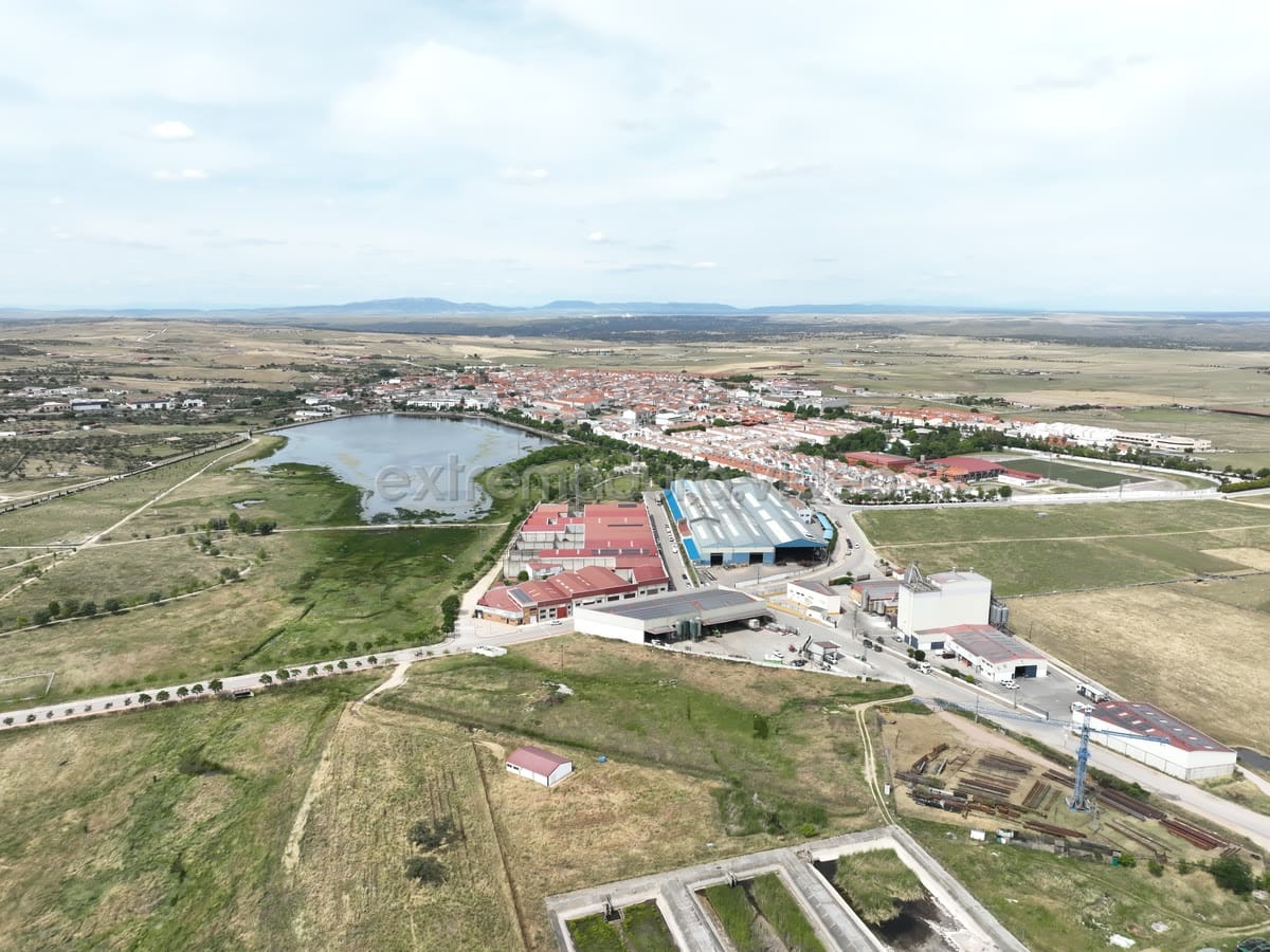 Casar de Cáceres, casco urbano y charca – foto aérea