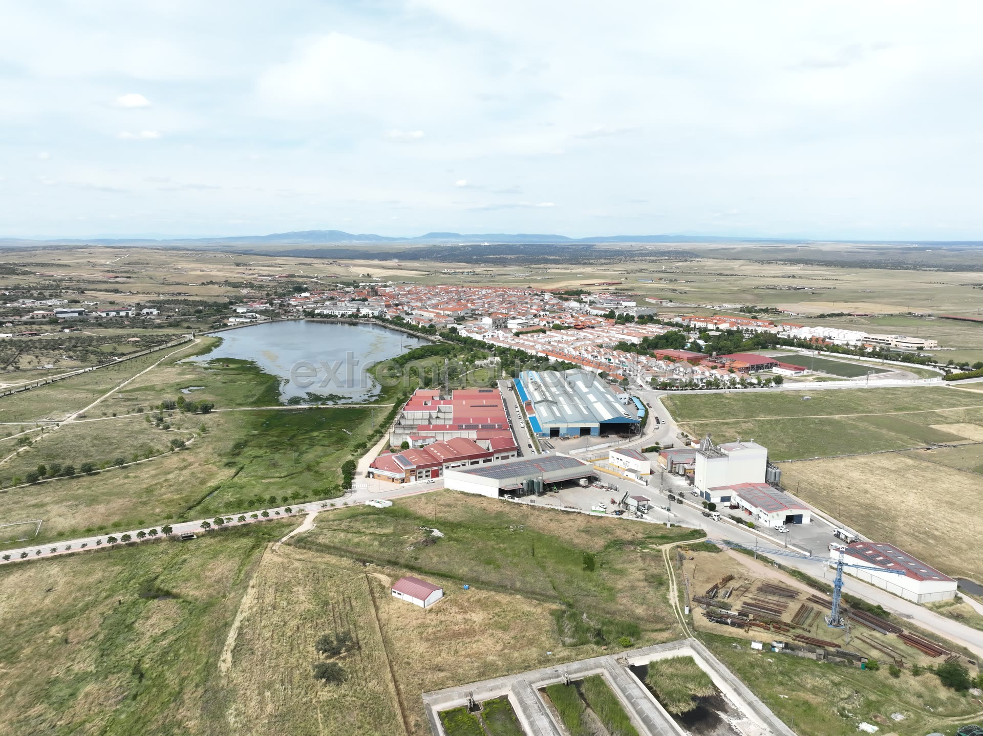 Casar de Cáceres, casco urbano y charca – foto aérea