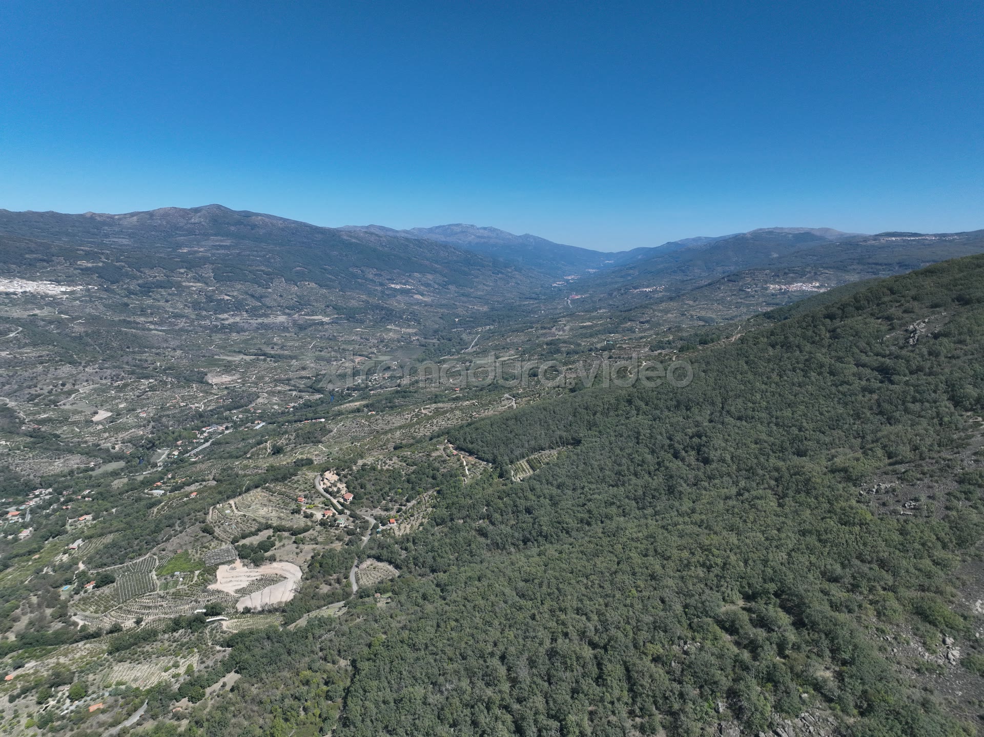 Valle del Jerte, terrazas de cerezos y pueblo blanco – foto aérea
