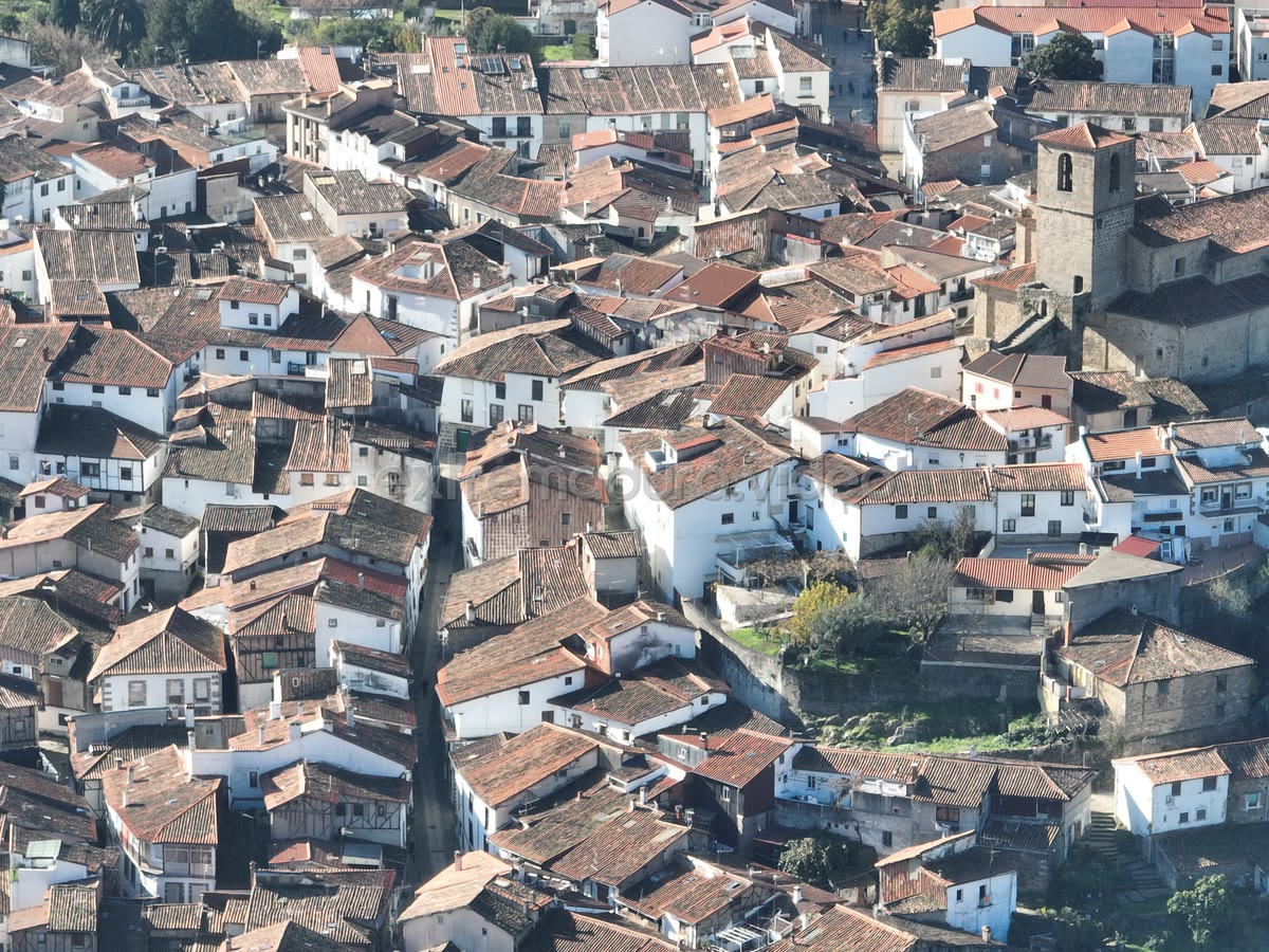 Hervás, tejados del casco antiguo en el valle del Ambroz – foto aérea