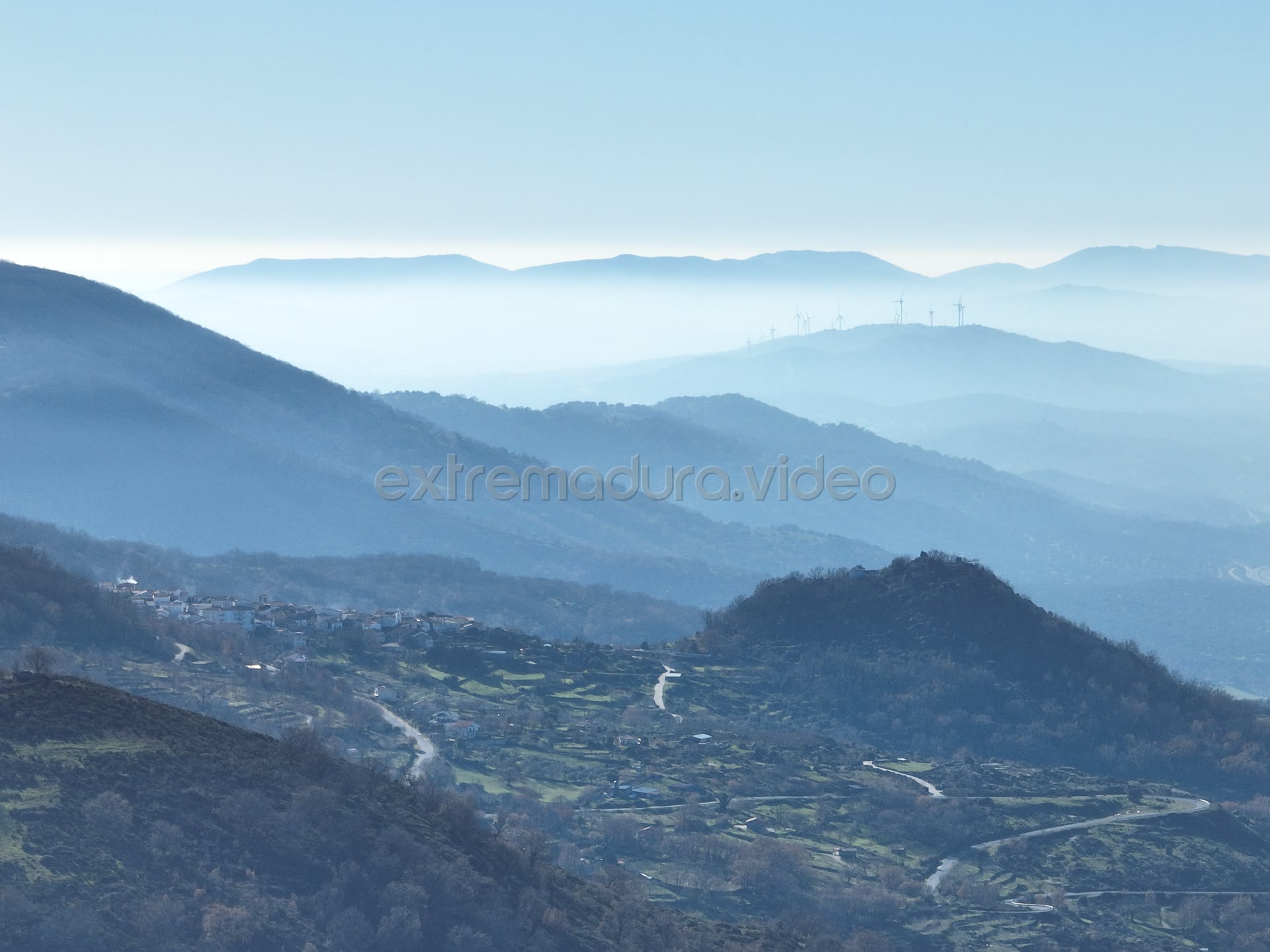 Sierras superpuestas con bruma, Jarilla – foto aérea