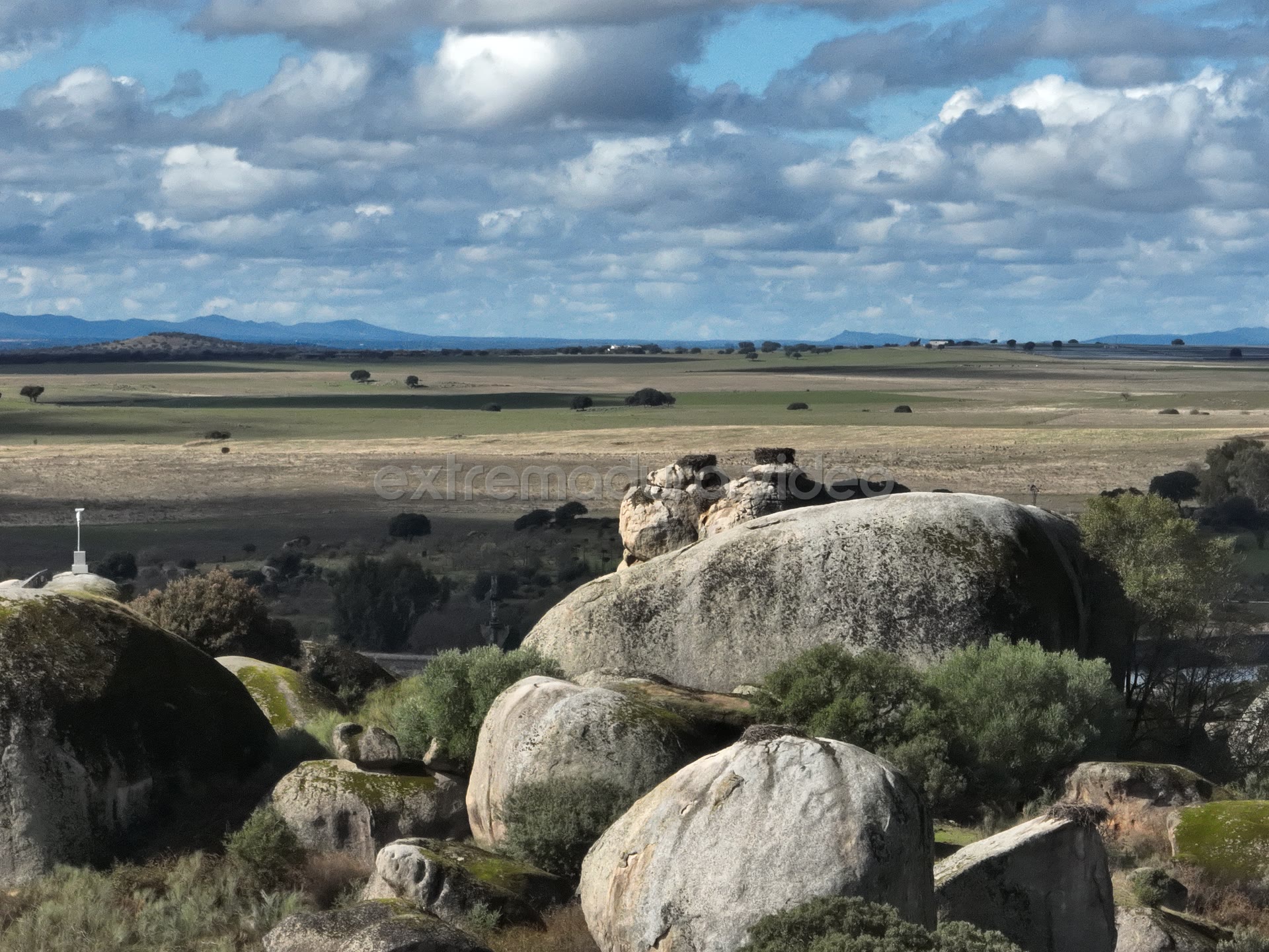Los Barruecos, bolos graníticos y llanura – foto aérea