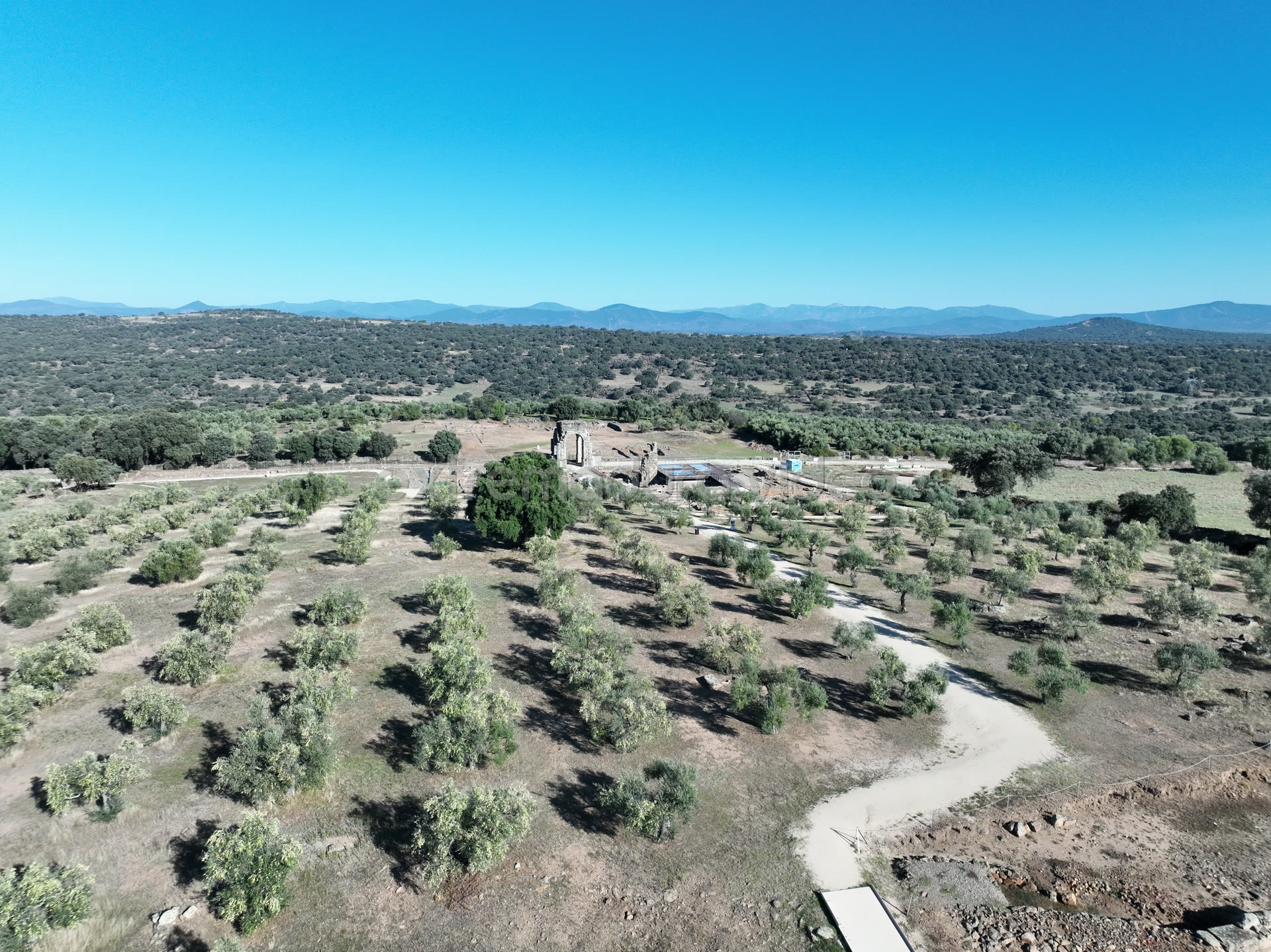 Yacimiento romano de Cáparra en la dehesa – foto aérea