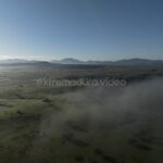 Niebla al amanecer sobre la llanura de Plasenzuela, Cáceres, vista aérea con drone