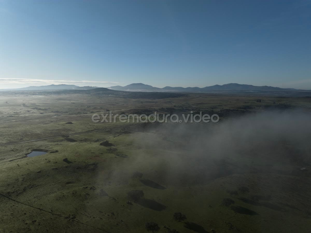 Niebla al amanecer sobre la llanura de Plasenzuela, vista aérea con drone