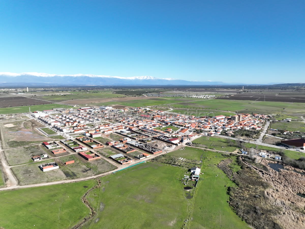 Saucedilla con la sierra nevada al fondo – foto aérea