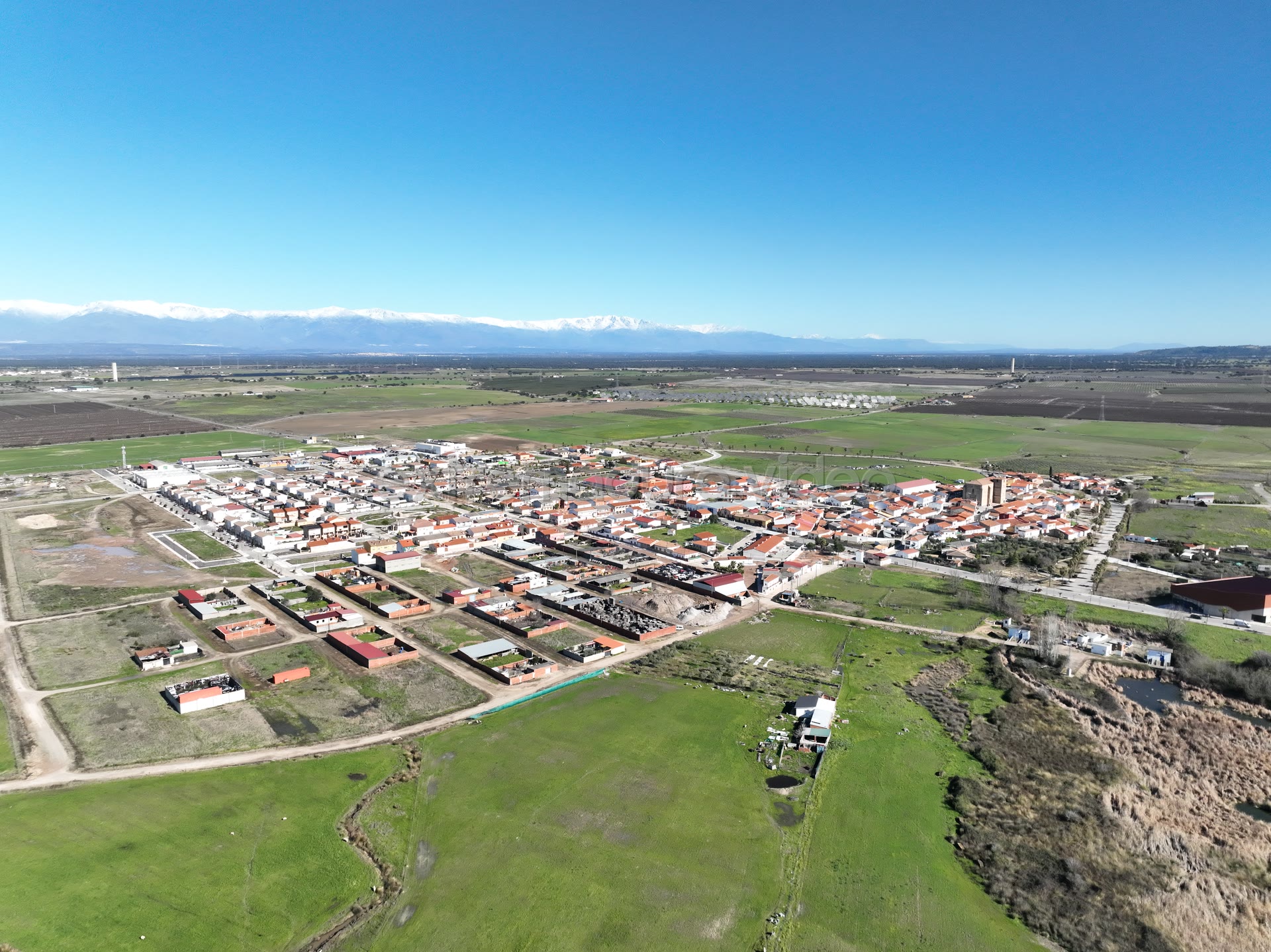 Saucedilla con la sierra nevada al fondo – foto aérea