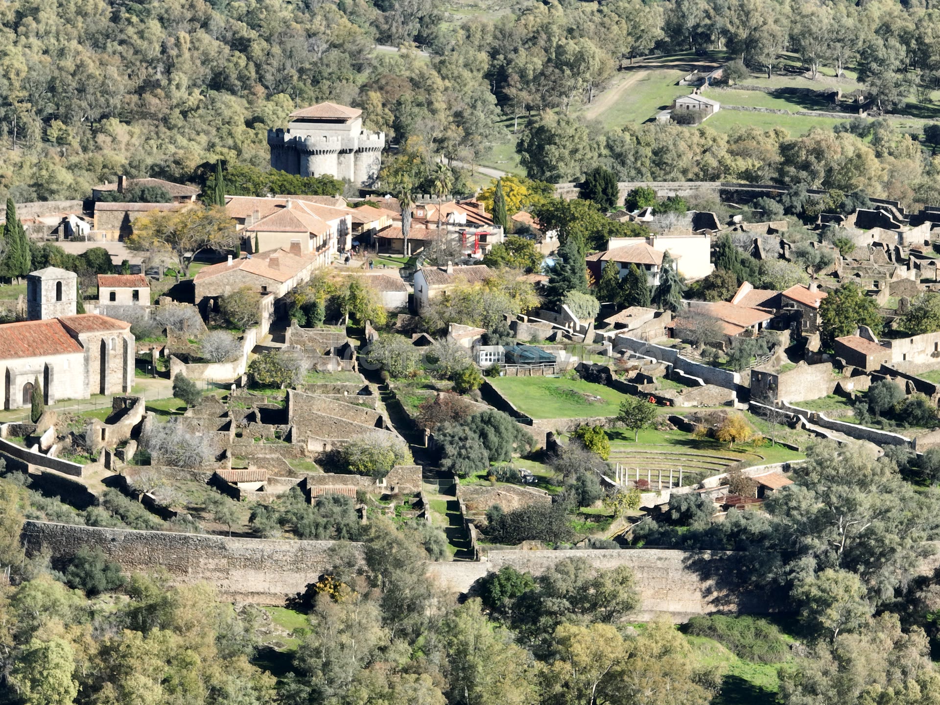 Granadilla, villa amurallada sobre el embalse – foto aérea