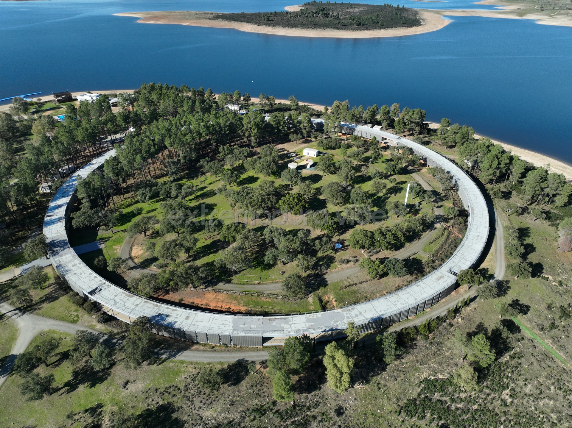 El Anillo junto al embalse de Gabriel y Galán – foto aérea
